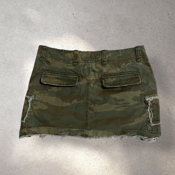 OLD NAVY ULTRA LOW-RISE CAMO MINI SKIRT - Picture 3 of 5